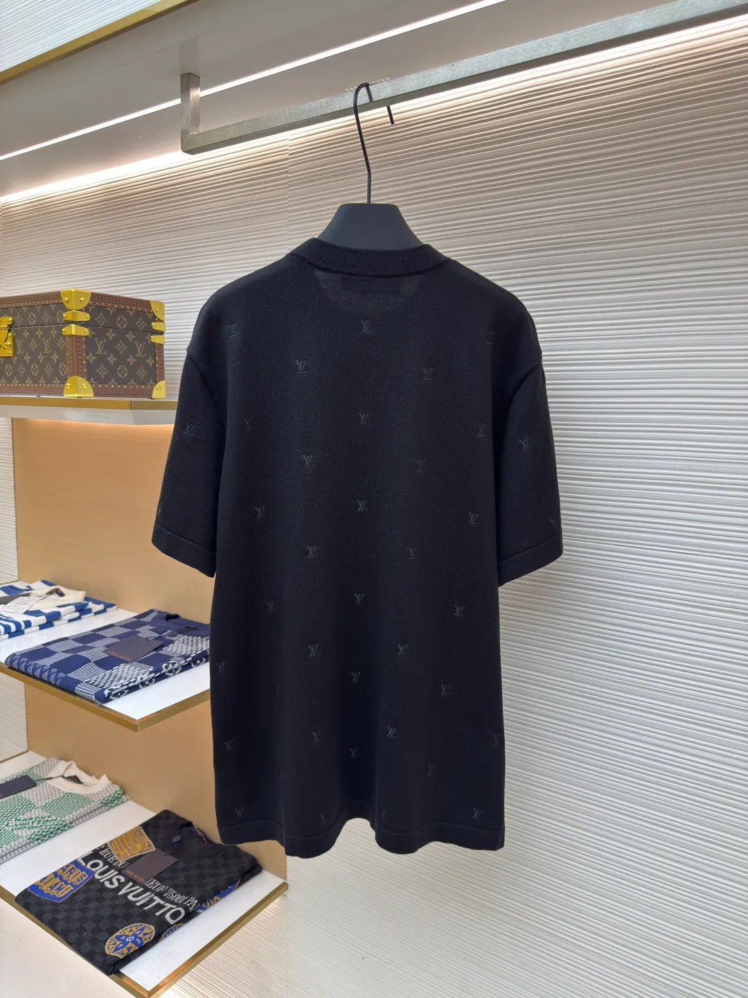 LOUIS VUITTON full-width embroidered knitted short-sleeve ●Authentic product: purchased and developed for 11400 ●Item number: 1680375-A75 ●Fabric: blended yarn fabric ●Technology: full-width embroidery production ●Version: fitted version ●Weight: about 345 grams ●Size: XS-S-M-L ●Description: Made of blended yarn, the composition is 95% cotton, 5% spandex. This fabric uses spun yarn, which is a must-have material for summer knitted short-sleeves. The cotton upper body has a more three-dimensional effect and good ventilation. The polyester material allows the clothes to remain elastic after being worn for a long time. This embroidery uses full-width computer-positioned embroidery. The 10 rows of embroidery on the front and back are consistent with the original version. The entire garment is embroidered with about 80 stitches and about 12,000 stitches. The embroidery is aligned diagonally up and down across the entire width. This crew-neck shirt is designed with sleek lines and full-scale embroidery depicting the LV Blason pattern. It can be easily integrated into casual or formal looks, making it a classic choice during the changing seasons. The overall color is consistent with no color difference. It can be matched with the same style to create a fashionable look, and can be used in various occasions. Customized accessories, complete with three standards, the same style for men and women!